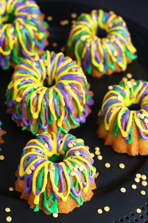 Easy Mini King Cakes, Mardi Gras Bundt King Cake, King Cake Bundt Cake, Marci Gras Foods, Mini King Cake Recipe, King Cake Desserts, Mardi Gras Cookie Cake, Mardi Gras Cupcakes Ideas, Mardi Gras Cheesecake