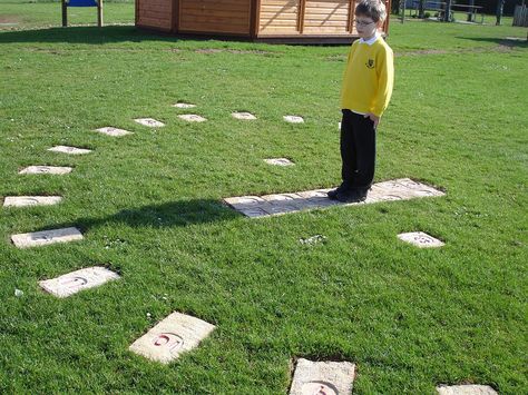 Awesome. This would be great for a healing garden, children's garden or park. Sun Dial, Stepping Stones Diy, Sensory Garden, Garden Stepping Stones, Sundials, Children's Garden, Natural Playground, Outdoor Classroom, School Garden