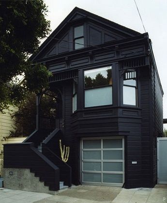 looks kind of like anton lavey's house??? Black Exterior House Colors, Koti Diy, Black Houses, Crazy Houses, Exterior House Color, Traditional Exterior, Black House Exterior, Design Exterior, Black Exterior