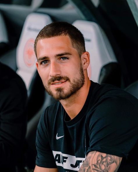 Male Soccer Players, Kevin Trapp, Positive Mind Positive Vibes, Positive Mind, Hair And Beard Styles, Sport Man, Male Face, Soccer Players, Football Players