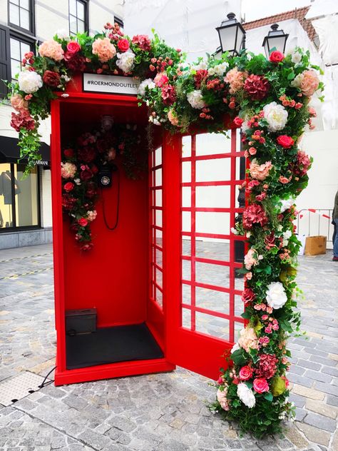 Christmas Photo Op, British Phone Booth, Mall Decoration, Luxury Pools Backyard, Indian Wedding Theme, Red Phone Booth, Forest Essentials, Red Telephone Box, Event Booth