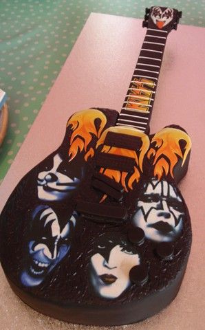 KISS Guitar Kiss Band Party, Kiss Birthday Party, Funny Grooms Cake, Party Decorations For Adults, Band Cake, Kiss Party, Kiss Artwork, Music Cakes, Birthday Party Decorations For Adults