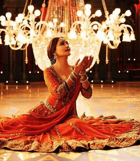 Kalank Movie Aesthetic, Kalank Aesthetic, Bollywood Aesthetics, Brown Kid, India Aesthetic, Vintage Bollywood Aesthetic, Bollywood Aesthetic, Indian Makeup, Vintage Bollywood