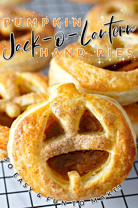 Hand Pie Puff Pastry, Pumpkin Pie Filling For Hand Pies, Mini Pumpkin Pies With Puff Pastry, Pumpkin Hand Pies Puff Pastry, Pumpkin Pie Puff Pastry, Autumn Puff Pastry, Halloween Pastry Desserts, Mini Halloween Pies, Puff Pastry Recipes Halloween