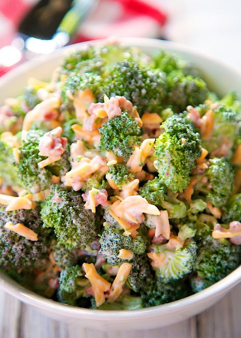 "Cracked Out" Broccoli Salad - fresh broccoli florets tossed with Cheddar, Bacon and Ranch - even broccoli haters love this quick side dish! Great for summer potlucks. Can make ahead and refrigerate until ready to serve. Vegetarian Bacon, Cracked Out, Salad Kale, Summer Potluck, Ranch Salad, Quick Side Dishes, Broccoli Salad Recipe, Plain Chicken, Cookout Food