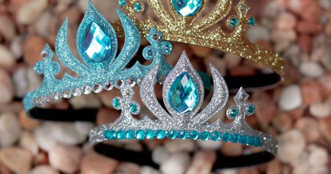 Cool 101 Guide to Create a Magical Frozen Birthday Party If you have a young sibling or family member, then you’ve probably heard of Frozen. If you have two functioning ears then you’ve probably heard of Frozen. You’ve also probably heard the masterpiece “L... Elsa Headband, Elsa Crown, Frozen Crown, Frozen Headband, Make A Crown, Elsa Costume, Crown For Kids, Crown Birthday, Glitter Crown