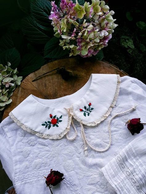 Peter Pan Collar Embroidery, Minimalist Fashion Winter, Victorian Style Clothing, Vintage Gift Ideas, Woman Flower, Red Clothes, Embroidery Clothes, Collar Embroidery, New Years Dinner