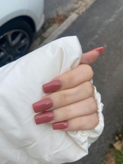 Deep Rose Nails, Dusty Red Nails, Winter Pink Nails Classy, Dusty Pink Acrylic Nails, Light Burgundy Nails, Maroon Pink Nails, Autumn Nails Pink, Old Rose Nails, Muted Pink Nails