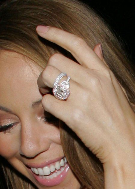 The 20 Most Famous and Beautiful Engagement Rings in the World Mariah Carey Wedding, Mariah Carey Engagement Ring, Most Expensive Ring, Huge Diamond Rings, Famous Engagement Rings, Celebrity Wedding Rings, Favorite Engagement Rings, Celebrity Jewelry, Engagement Celebration