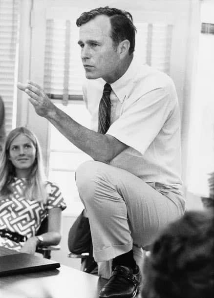 Bush rocking a classic “1970s dad”vibe. George H W Bush, Preppy Men, Ivy League Style, Ivy Style, George Bush, Uber Eats, Monk Strap Shoes, Intensive Care Unit, American Presidents