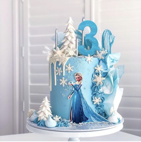 Winter Cake Ideas, Frozen Cake Designs, Let It Go Elsa, Elsa Torte, Elsa Birthday Cake, Frozen Birthday Party Cake, Frozen Themed Birthday Cake, Pastel Frozen, Elsa Cake Frozen