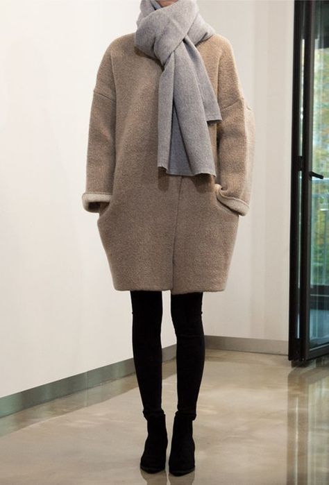 db6ebd0566994d14a1767f14eb6fba81desc53602683ri Big Coat, Coat Styles, Cocoon Coat, Winter Chic, Street Style Winter, Minimal Chic, Casual Work Outfits, Winter Mode, Inspiration Mode