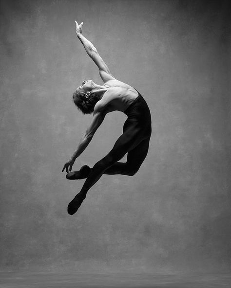 15+ Breathtaking Photos Of Dancers In Motion Reveal The Extraordinary Grace Of Their Bodies Contemporary Moves Dancers, Male Contemporary Dancer, Man Ballet Dancer, People In Motion, Bodies In Motion, Muscular Ballet Dancers, Male Ballet, Mens Dance, Dancer Photography