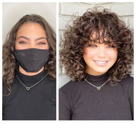 2,750 Likes, 26 Comments - Nubia Rëzo ®️𝐑Ë𝐙𝐎𝐂𝐔𝐓 founder (@nubiarezo) on Instagram: “When it comes to maximum #hairvolume it’s only one #curlycut #rëzocut 🤩 Do you want more volume?…” Curls For Round Face, Short Curly Hair Bob Natural Curls, Round Face Curly Hair, Curly Angled Bobs, Hello Hair, Curly Lob, Natural Curly Hair Cuts, Fine Curly Hair, Large Curls