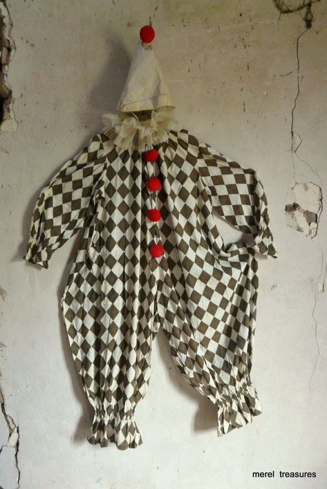 Old Fashioned Clown Costume, Antique Halloween Costumes, Old School Clown Costume, Peridot Clown Costume, Perriot Clown Costume Diy, Clown Suit Pattern Free, Diy Vintage Clown Costume, Clown Costume Pattern Free, Vintage Clown Costume Diy