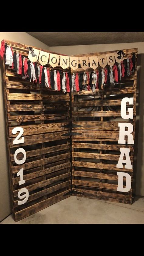 Outdoor Graduation Party Ideas, Outdoor Graduation Party, Country Graduation, Graduation Party Inspiration, Boys Graduation Party, Rustic Graduation Party, Grad Party Theme, Graduation Party Pictures, Nursing School Graduation Party