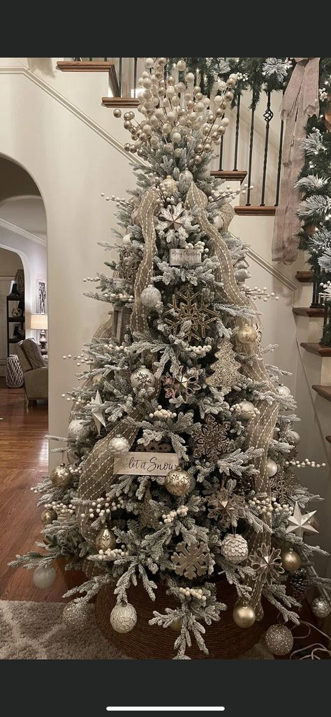 Christmas Tree With Snow, Holiday Ideas, Christmas Trees, Christmas Decor, Trees, Christmas Decorations, Christmas Tree, Holiday Decor, Christmas