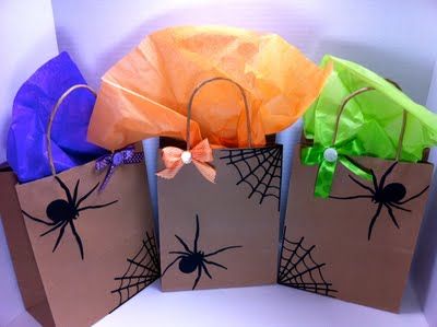 Halloween Treat Bags Diy, Hello Thursday, Kids Halloween Gifts, Halloween Class Party, Dulces Halloween, Halloween Gift Bags, Halloween Goodie Bags, Decorated Gift Bags, Teresa Collins