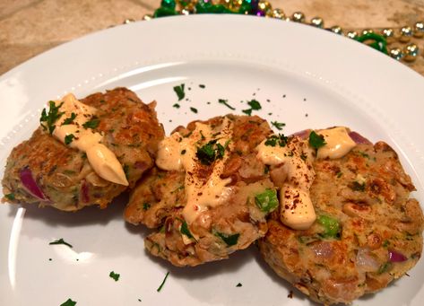 Cajun Black Eyed Pea Cakes (Vegetarian) Black Eyed Pea Cakes, Black Eyed Pea Cakes Recipe, Pea Cake, Black Eye Pea, Football Dip Recipes, Comfort Food Appetizers, Bean Patties, Parmesan Meatloaf, Jalapeno Popper Dip Recipe