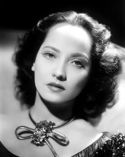 26 Me gusta, 0 comentarios - Tamara Crowe (@classichollywoodportraits) en Instagram: "#merleoberon #classichollywoodportraits #blackandwhite #blackandwhiteportrait…" Poc Models, Merle Oberon, Vintage Hollywood Stars, Scarlet Pimpernel, Old Hollywood Movie, Wuthering Heights, Actrices Hollywood, Hollywood Movie, Retro Jewelry