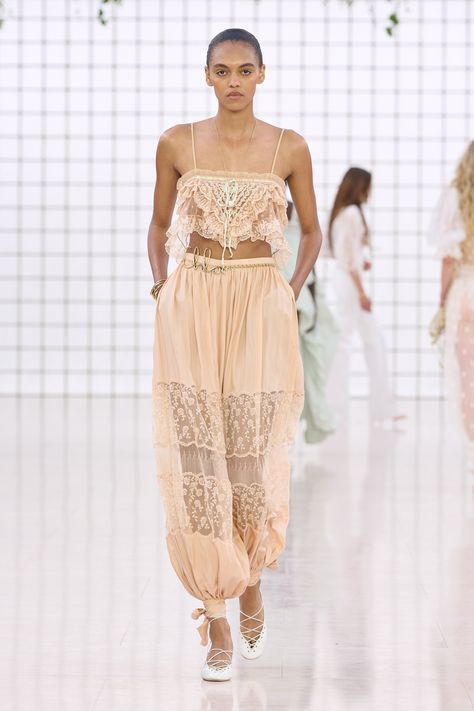 Chloé Spring 2025 Ready-to-Wear
https://www.vogue.com/fashion-shows/spring-2025-ready-to-wear/chloe/slideshow/collection#9 Fashion 2025, Chloe Fashion, Paris Fashion Week Runway, Vogue France, Chloe Dress, Summer 2025, Spring 2025, Moda Paris, Estilo Boho Chic