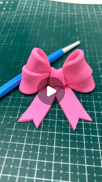 Cake Designs With Fondant, How To Make A Fondant Bow, Fondant Bow Tutorial, Bow Tie Cake, Bow Cake, Fondant Bow, How To Make Icing, Fondant Flowers, Bow Tutorial