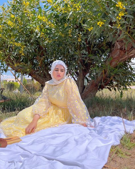 Yellow daisy dress aethetic for hijab Yellow Dress Hijab, Dress For Hijab, Yellow Hijab, E H, Yellow Daisy, Daisy Dress, Baby Yellow, Hijab Dress, Hijab Tutorial