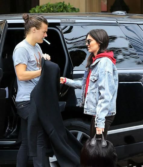 Harry Styles Kiss, Harry And Kendall, Harry Styles And Kendall Jenner, Kendall Harry, Kendall And Harry Styles, Harry Styles Dating, Flirty Summer Dresses, Kendall Jenner Photos, Harry Styles Aesthetic