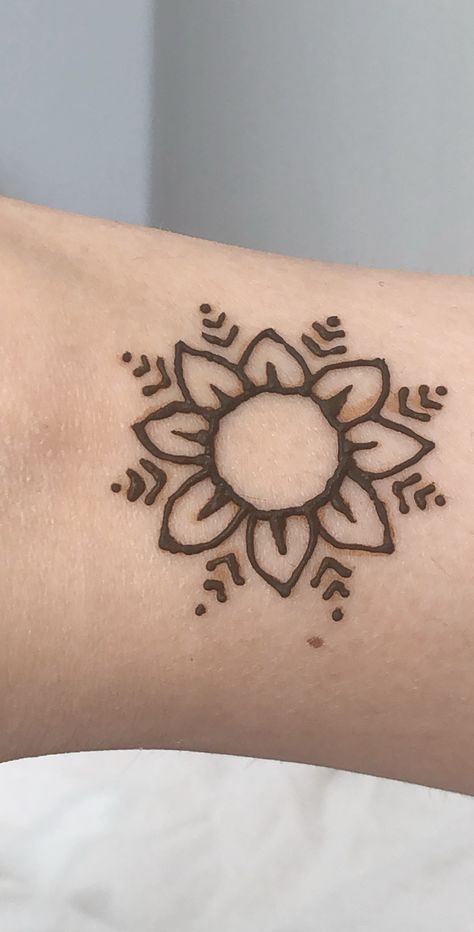 Henna Tattoo Designs Flower Simple, Simplistic Henna Designs, Henna Designs Practice, Henna Nature Designs, Henna Drawings Easy, Hannah Tattoo Ideas, Easy Henna Doodles, Cute Small Mehndi Designs, Really Easy Henna Designs