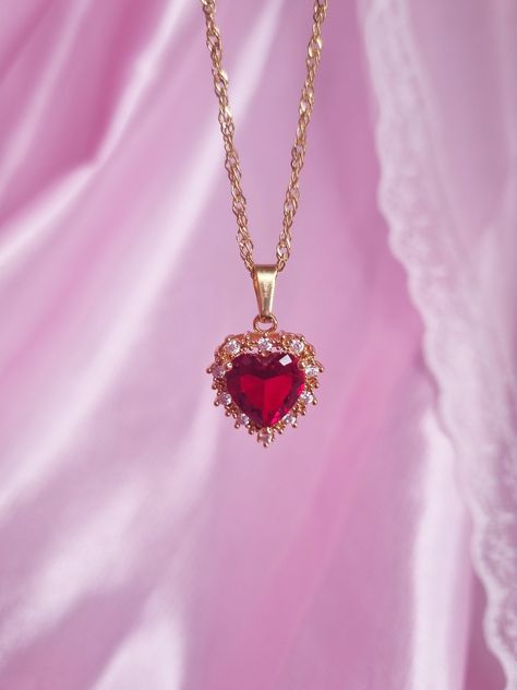 18k Gold Plated Princess Red Heart Necklace 👑 Material: Gold, ZIRCON. Stainless Steel  Length: Adjustable length (MAX 16 Inches) Closure: Lobster claw Red Jewelry Necklace, Ruby Heart Necklace, Cute Promise Rings, Aesthetic Necklace, Lizzie Hearts, Red Heart Necklace, Dainty Jewellery, Princess Necklace, Soft Girl Aesthetic