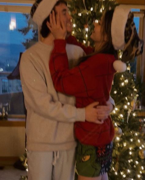 Christmas Aesthetic Photos Couple, Teenage Love Christmas, Christmas Traditions Couples, Cute Christmas Couple Aesthetic, Couples Holiday Outfits, Christmas Morning Aesthetic Family, Christmas Boyfriend Pictures, Christmas Aesthetic Love, Christmas Date Ideas Couple