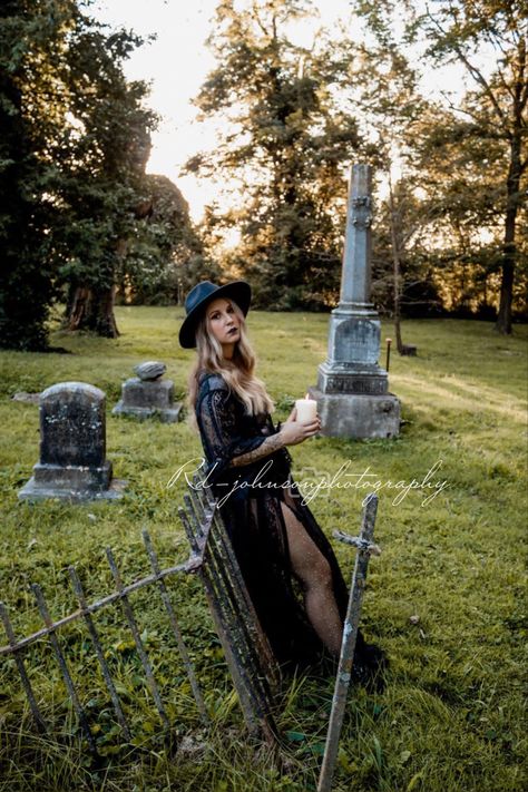 Witchy Photo Shoot Ideas, Plus Size Gothic Photoshoot, Witch Maternity Shoot, Spooky Photo Shoot Ideas, Witch Maternity Photos, Witchy Senior Pictures, Halloween Senior Pictures, Spooky Maternity Pictures, Witchy Maternity Photos