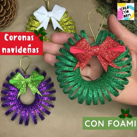 Hola! Hoy te muestro cómo hacer estas CORONAS NAVIDEÑAS súper fáciles, económicas y rápidas. Están hechas en FOAMI (GOMA EVA). Puedes usarlos para decorar el ÁRBOL DE NAVIDAD, la PUERTA de tu casa o cualquier rincón de tu hogar. Mirá el paso a paso para ver cómo crear estos ADORNOS NAVIDEÑOS CASEROS, sencillos y bonitos para esta NAVIDAD 2021. Si les gustan las manualidades... Los invito a poner ¡manos la obra! ♥ ¡Muchas gracias por su apoyo! Nati Art Classes, Crochet Earrings, Christmas Crafts, Arts And Crafts, Christmas Decorations, Crochet, Christmas, Art