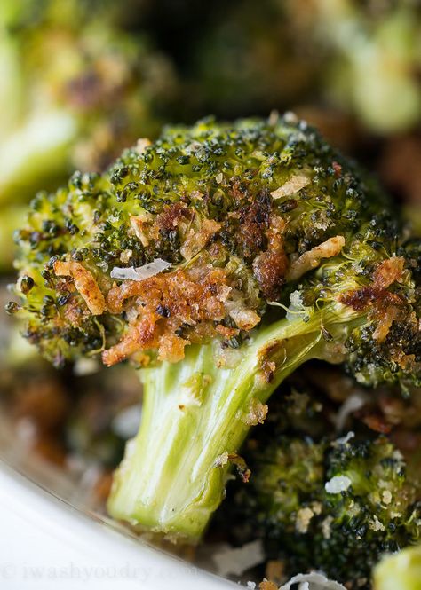 This Parmesan Roasted Broccoli is my new favorite way to eat broccoli! It's so simple and seriously so addictive! It's definitely a delicious baked broccoli recipe! Roasted Side Dishes, Thanksgiving Vegetables Side Dishes, Thanksgiving Vegetable Sides, Parmesan Roasted Broccoli, Parmesan Roasted Cauliflower, Vegetable Side Dishes Recipes, Roasted Broccoli, Veggie Side Dishes, Thanksgiving Side Dishes