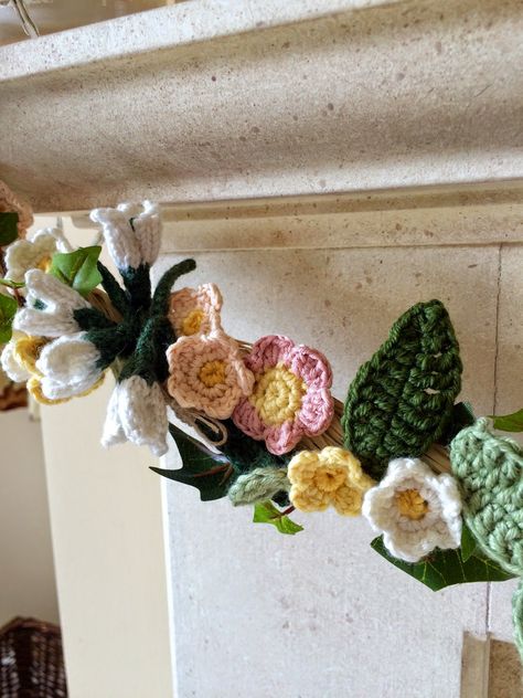 ♥ Spring Garland    ♥ This garland is made up of a selection of crocheted and knitted flowers and leaves,  stitched on to a Raffia ... Crochet Flower Bunting, Crochet Wreath Pattern, Spring Garland, Crochet Bunting, Crochet Wreath, Crochet Garland, Crocheted Flowers, Crochet Wall Hangings, Manta Crochet