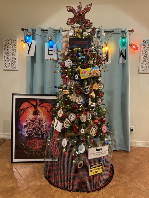 Stranger Things Wreath Ideas, Stranger Things Christmas Decorations, Stranger Things Christmas Tree, Stranger Things Christmas, Christmas Tours, Christmas Inspo, Strange Things, Stranger Things Netflix, Christmas 2022