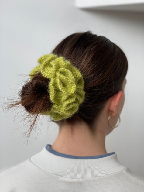 This is a downloadable PDF crochet pattern, you will not receive the physical item when purchasing the listing. This pattern is for a crochet scrunchie. It is beginner friendly and very customisable, and works up quickly. Though any weight yarn and hook will work for this pattern I recommend: Fluffy lace weight yarn (held double stranded): approximately 180 metres. 4.00mm crochet hook You will also need a hairband, darning needle, stitch marker and scissors. Scrunchies made with this pattern may be sold, but please credit my pattern: Seaweed Scrunchie by @MeganFaithMakes in any posts / photos of it. I do not offer refunds for this listing. Scrunchie Crochet Pattern, Crochet Ponytail Hat Pattern, Scrunchie Crochet, Ponytail Hat Crochet, Easy Crochet Headbands, Crochet Scrunchie, Bandeau Au Crochet, Diy Tricot, Crochet Tote Pattern