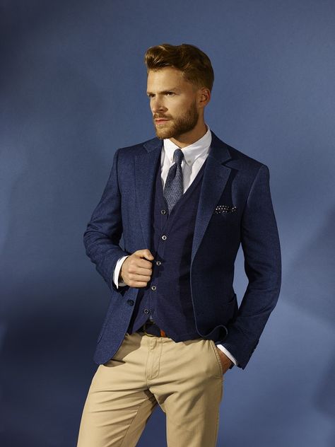 Se trata de un traje que usaría en una fiesta. El traje es de color azul. El traje se ve bien. A Man In A Suit, Man In A Suit, Herren Style, Style Masculin, Mens Fashion Smart, Mens Fashion Blog, Geek Fashion, Foto Tips, Herren Outfit