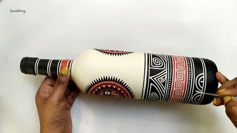 Kulhad Art, Bottle Art Projects, Painting Glass Jars, Pencil Drawings For Beginners, Hand Painted Wine Bottles, Indian Arts And Crafts, Diy Crafts Love, Flower Pot Art, Miniature Pottery