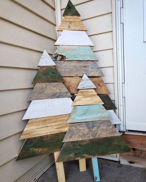 Wooden Outdoor Christmas Tree, Christmas Tree Holder Ideas, Recycled Christmas Tree Ideas, Pallet Trees, Recycled Christmas Tree, Recycled Christmas, Chirstmas Decor, Pallet Christmas Tree, Wooden Christmas Decorations