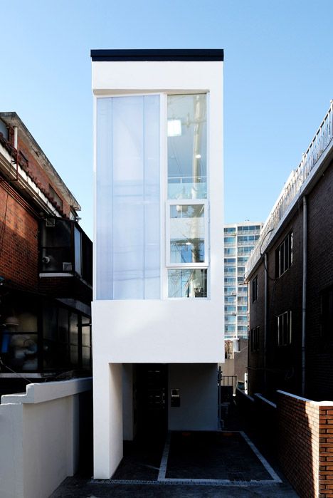 Narrow House Designs, Narrow Lot House, Compact House, Narrow House, Tiny House Cabin, Row House, Japanese Architecture, Minimalist Architecture, Tiny House Design