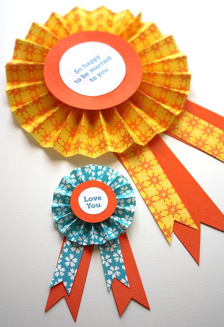 make your own Paper medallions by How About Orange, via Flickr Paper Medallions, Horse Ribbons, Senior Crown, Award Ribbons, Crown Ideas, Senior Overalls, Award Ribbon, Homecoming Mums Diy, Paper Rosettes