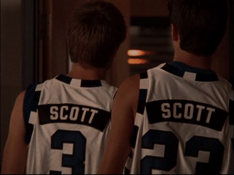 One Tree Hill Nathan And Lucas, One Tree Hill Basketball, One Tree Hill Icons, One Tree Hill Aesthetic, Fall Tv Shows, 2000s Tv Shows, 2000s Shows, People Always Leave, One Tree Hill Cast