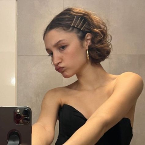 hair inspo via @caroschaeffler on ig Really Short Hair, Short Hairdos, Clip Hairstyles, Penteado Cabelo Curto, Cut My Hair, Aesthetic Hair, Keratin, Dark Hair, Pretty Hairstyles