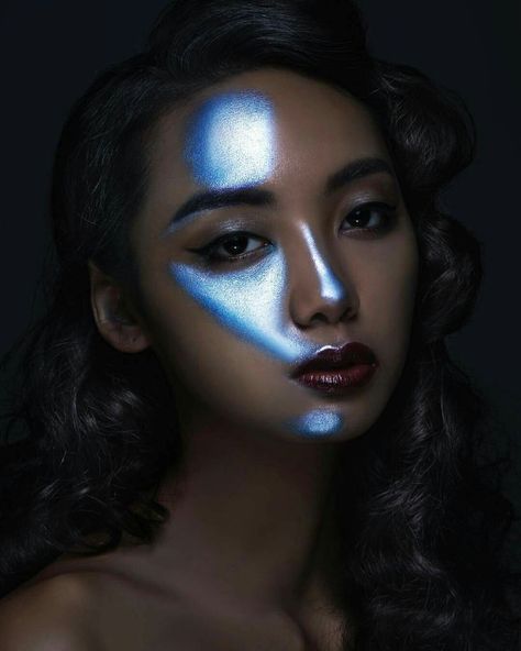 Robot Costume Makeup, Simple Space Makeup, Nirvana Makeup, Robot Makeup Look, Space Themed Makeup, Outer Space Makeup, Sci Fi Makeup, Space Goth, Robot Makeup