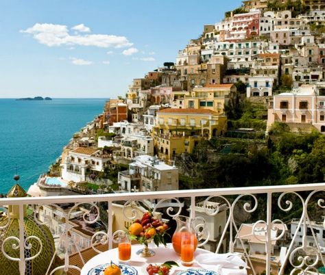 Italy's Almafi Coast. Go to Positano, Sorrento, Almalfi, & Ravello. If you don't believe in a higher being, you will once you set eyes on to what appears to be heaven. Déjeuner Healthy, Amalfi Coast Hotels, Positano Hotels, Le Sirenuse, Socotra, Honeymoon Vacations, Stunning Hotels, Positano Italy, Amalfi Coast Italy