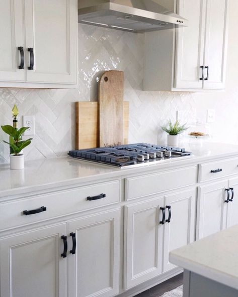 Glossy Tile Backsplash, Traditional White Kitchens, White Kitchen Cabinets Backsplash Ideas, White Quartz Countertop Kitchen, Modern Farmhouse Kitchen Backsplash, Remodeled House, Backsplash For White Cabinets, Kitchen Backsplash Trends, Florida Kitchen