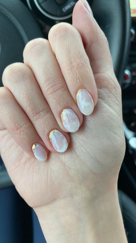 Marble Nail With Gold Foil, Short Nail Designs Gold Foil, Bride Nails White And Gold, Subtle Marble Nails, White Gold Nails Short, Wedding Nails Gold Flakes, Cream Marble Nails, Short Nail Designs Marble, Graduation Nails Ideas 2023 Short