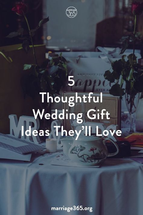 How To Wrap Wedding Gifts, Wedding Gift Ideas For Friend, Home Made Wedding Gift, Second Wedding Gift Ideas, Wedding Gift Best Friend, Simple Wedding Gift Ideas, Best Wedding Gifts For Bride And Groom, Thoughtful Wedding Gifts For The Couple, Wedding Present Ideas For Couple