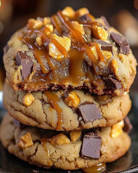 Try these Butterfinger Caramel Crunch Cookies packed with gooey caramel, crunchy Butterfinger bits, and salty peanuts—a delightful treat! Butterfinger Caramel Crunch Cookies, Salted Caramel Crunch Cookies, Butterfinger Caramel Crunch Bars, Cookies With Caramel Bits, Caramel Bits Recipes, November Treats, Stuffed Cookies Recipes, Caramel Crunch Cookies, Smash Cookies